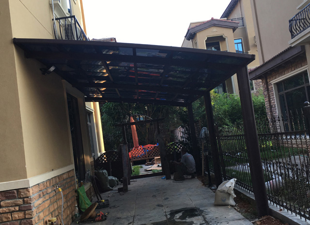 崇左碧桂園陽(yáng)臺(tái)雨棚車棚安裝實(shí)例