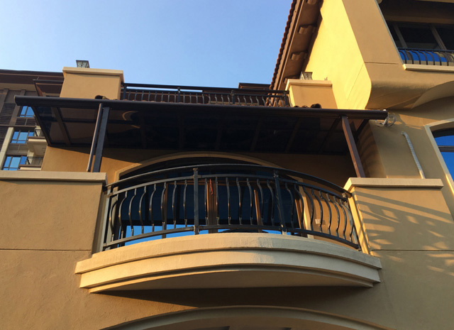 崇左碧桂園陽(yáng)臺(tái)雨棚車棚安裝實(shí)例